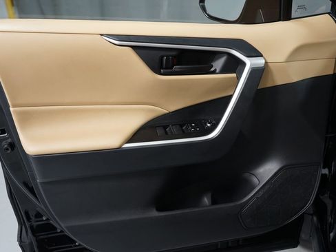 Certified 2025 Toyota RAV4 LE image 27