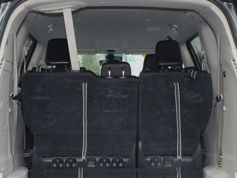 Used 2023 Chrysler Pacifica Touring-L image 13