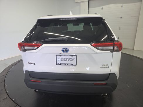 Used 2021 Toyota RAV4 XLE AWD/4WD image 8