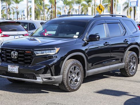 Used 2025 Honda Pilot TrailSport image 3