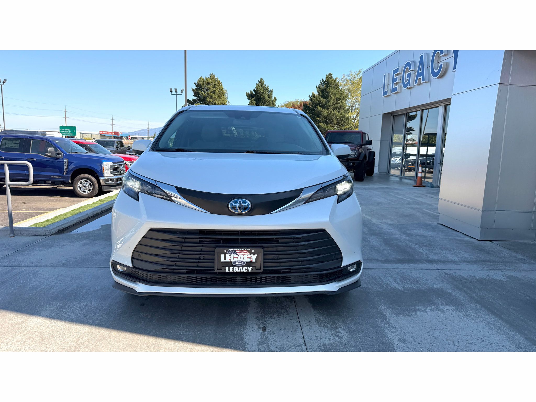Used 2025 Toyota Sienna XLE FWD image 2
