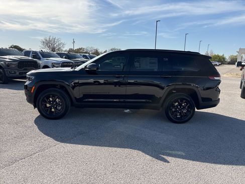 New 2025 Jeep Grand Cherokee L Altitude image 2