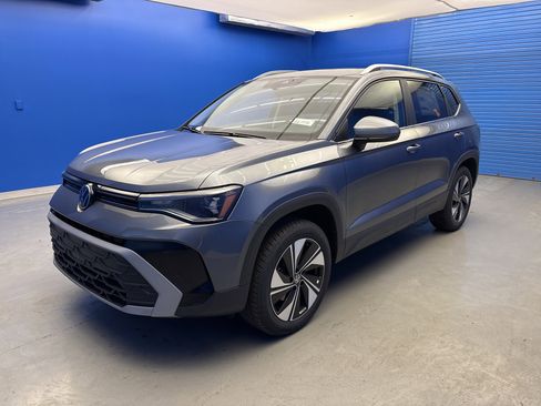 New 2026 Volkswagen Taos SE image 4