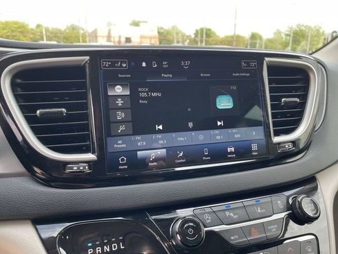 Used 2023 Chrysler Pacifica Touring-L FWD image 19