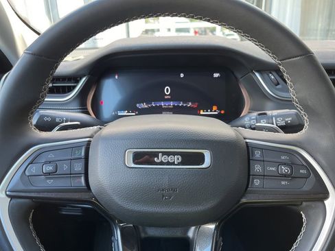 Used 2023 Jeep Grand Cherokee Laredo w/ Luxury Tech Group I AWD/4WD image 27