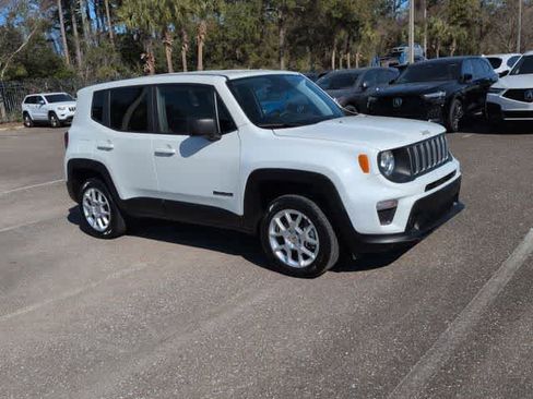 Used 2023 Jeep Renegade Latitude image 2