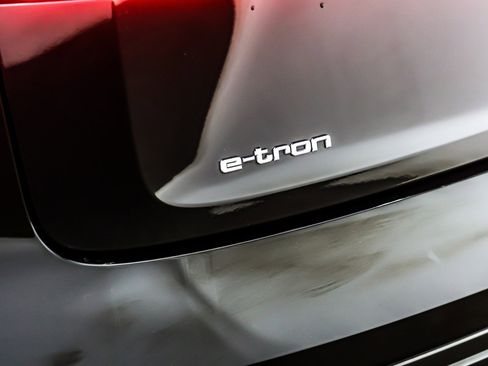 Used 2022 Audi e-tron Premium w/ Convenience Plus Package image 10