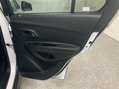 Used 2019 Chevrolet Trax LT w/ LT Convenience Package AWD/4WD image 19