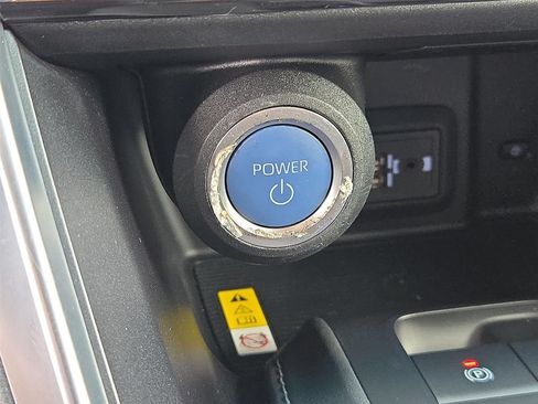 Used 2022 Toyota Venza LE AWD/4WD image 9