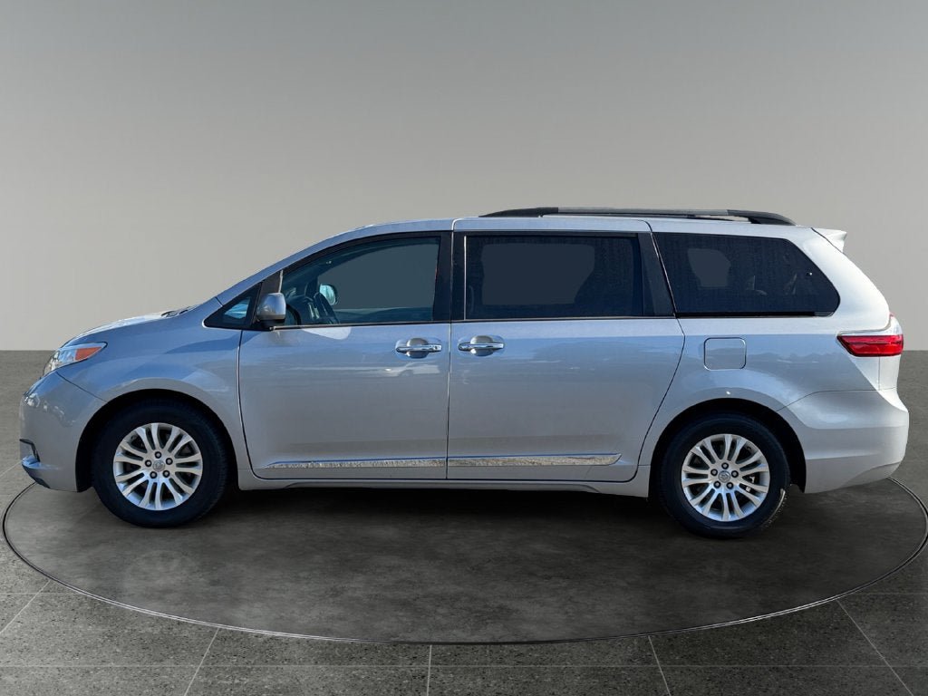 Used 2017 Toyota Sienna XLE w/ XLE Navigation Package FWD image 6
