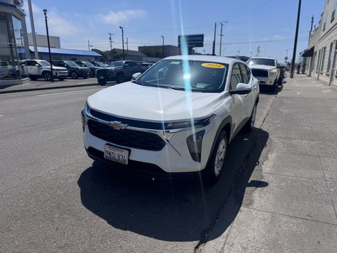 Used 2024 Chevrolet Trax LS w/ LS Convenience Package FWD image 2