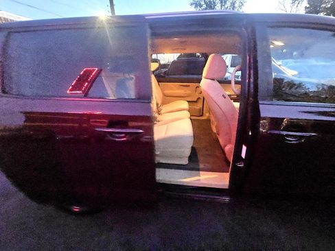 Used 2015 Kia Sedona LX w/ LX Convenience Package image 32