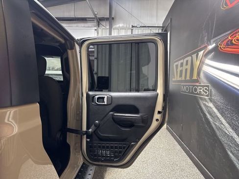 Used 2020 Jeep Gladiator Sport image 24