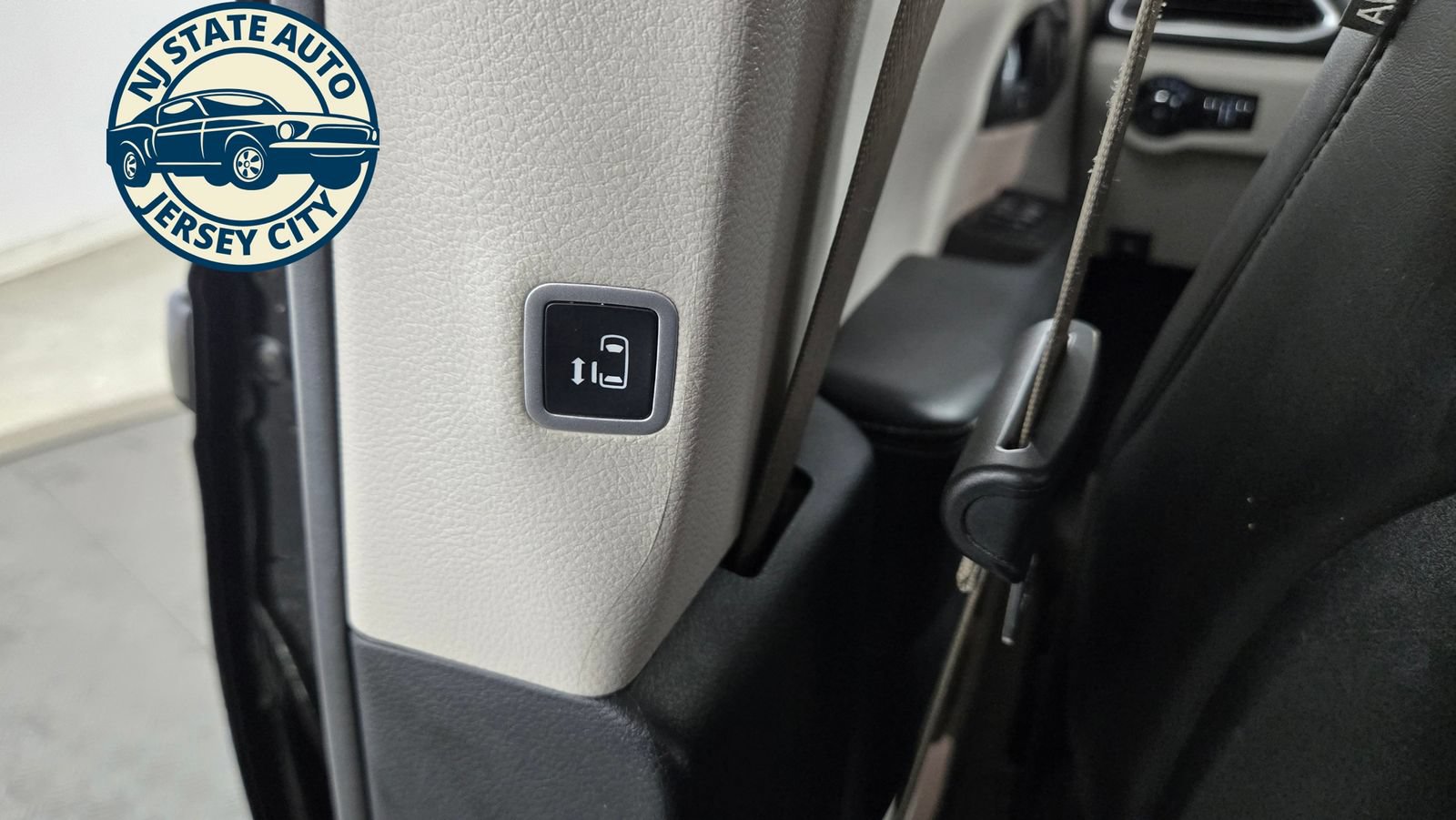 Used 2024 Chrysler Pacifica Limited FWD image 37