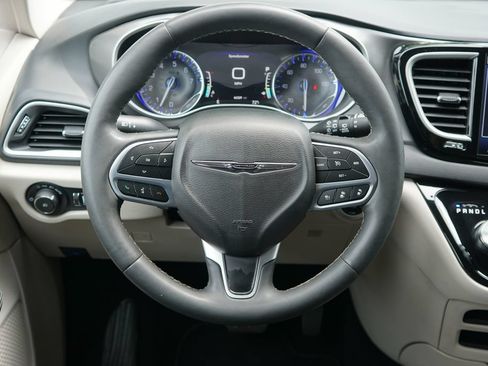 Used 2024 Chrysler Pacifica Touring-L FWD image 13