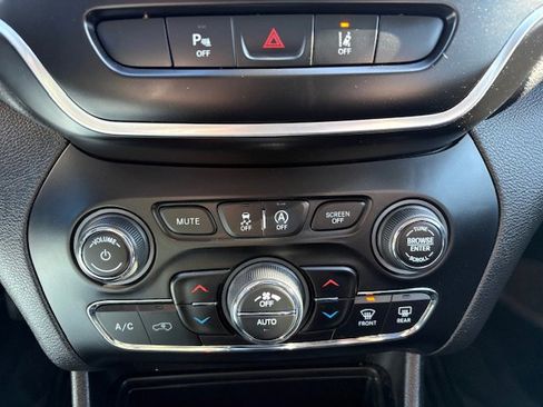 Used 2021 Jeep Cherokee Latitude Lux w/ Comfort/Convenience Group AWD/4WD image 18