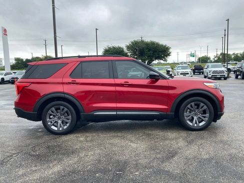Used 2023 Ford Explorer XLT w/ Equipment Group 202A RWD image 4