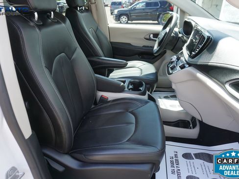 Used 2023 Chrysler Pacifica Touring-L FWD image 27