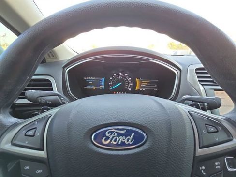 Used 2019 Ford Fusion SE image 25