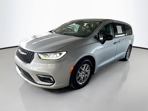 Used 2024 Chrysler Pacifica Touring-L FWD image 4