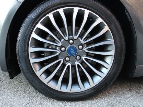 Used 2017 Ford Fusion SE w/ Fusion SE Technology Package image 20