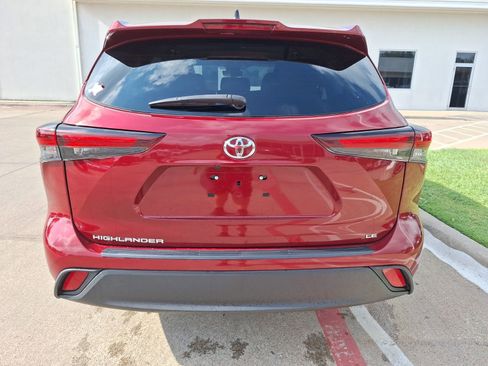 Used 2024 Toyota Highlander LE image 5