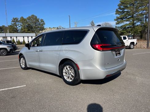 Used 2024 Chrysler Pacifica Touring-L image 11