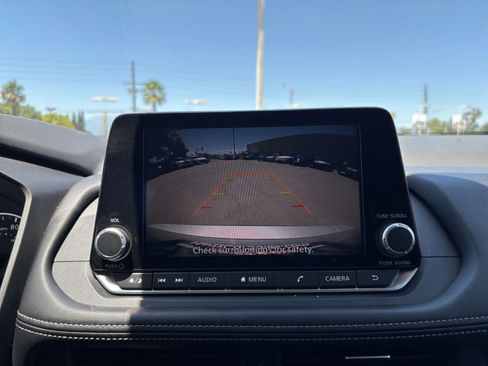Used 2025 Nissan Rogue SV FWD image 25