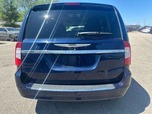 Used 2014 Chrysler Town & Country Touring w/ Driver Convenience Group FWD image 6