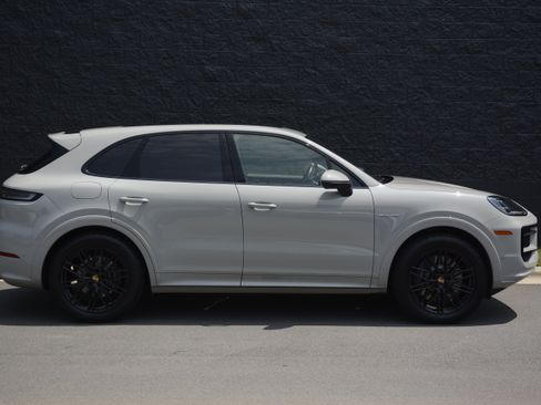 Certified 2025 Porsche Cayenne S AWD/4WD image 8