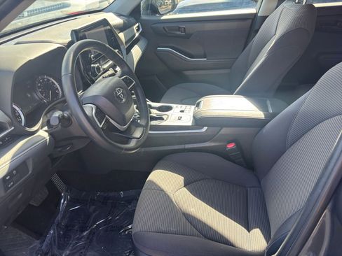 Used 2025 Toyota Highlander LE image 28