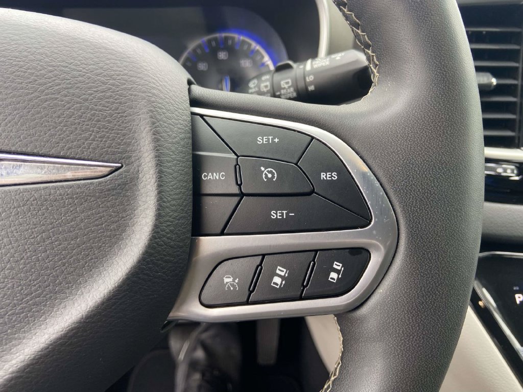 Used 2024 Chrysler Pacifica Touring-L FWD image 30