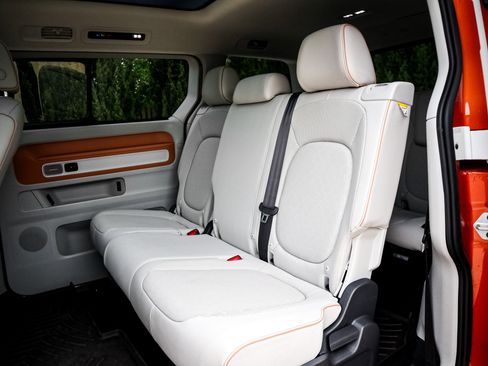 Used 2025 Volkswagen ID. Buzz 1st Edition RWD image 31