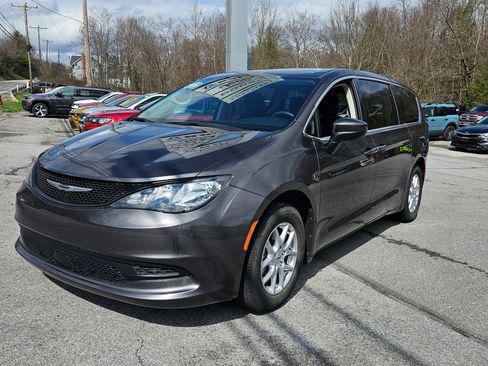 Used 2023 Chrysler Voyager LX image 1