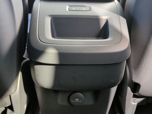 Used 2025 Volvo XC60 B5 Plus image 22