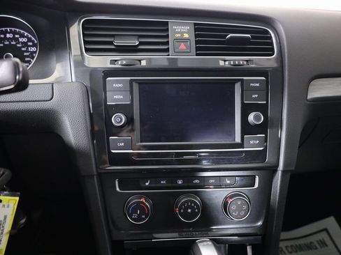 Used 2018 Volkswagen Golf S image 21