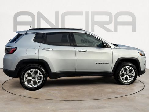 Used 2025 Jeep Compass Latitude AWD/4WD image 12