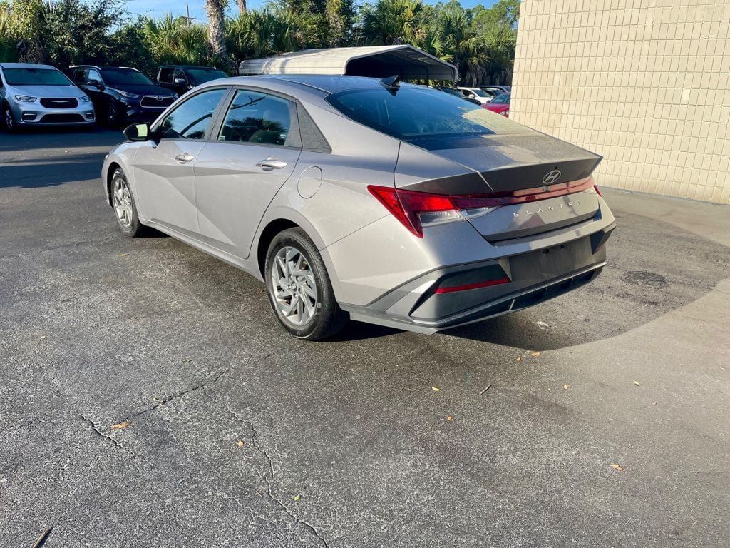 Used 2024 Hyundai Elantra SEL FWD image 3