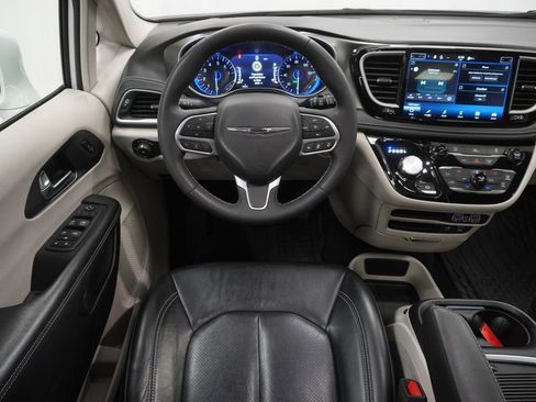 Used 2022 Chrysler Pacifica Touring-L AWD/4WD image 23