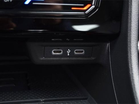 Certified 2025 Volkswagen Jetta SE w/ Sunroof Package image 16