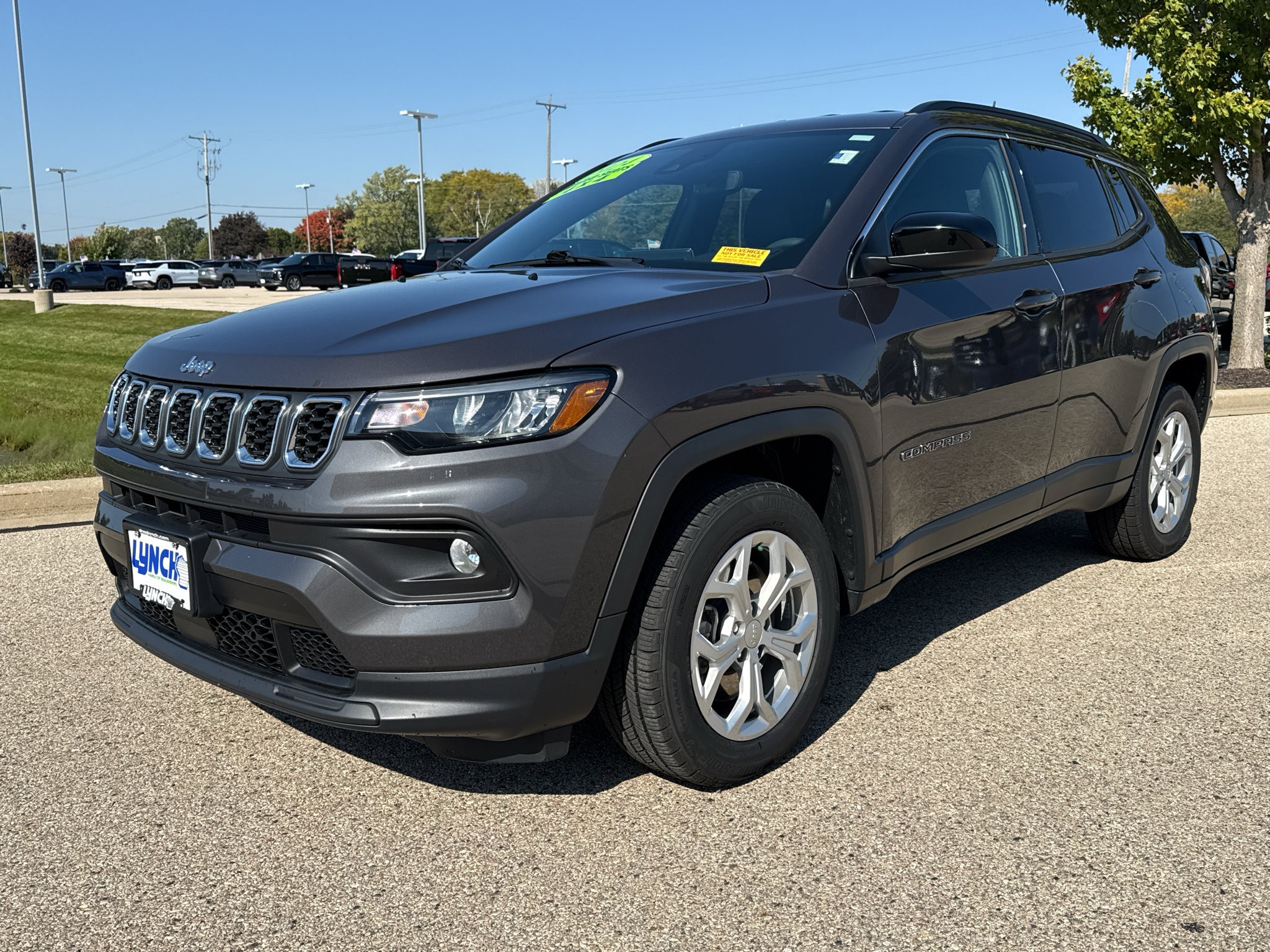 Used 2024 Jeep Compass Latitude w/ Convenience Group AWD/4WD image 1