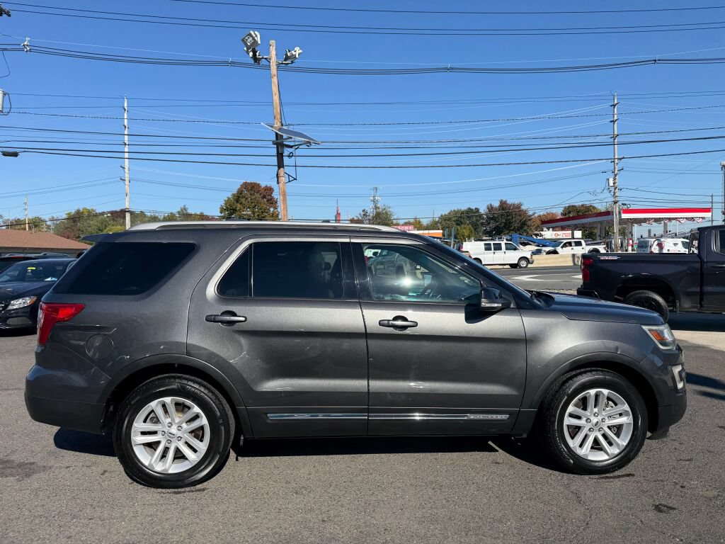 Used 2017 Ford Explorer XLT FWD image 7