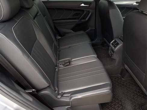 Used 2022 Volkswagen Tiguan SE R-Line image 34