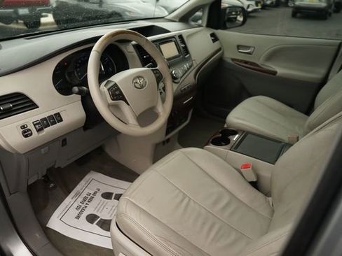Used 2013 Toyota Sienna XLE w/ Entertainment Pkg FWD image 7