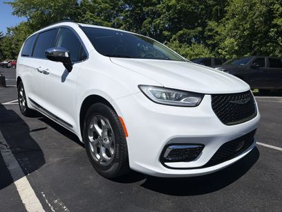 Used 2023 Chrysler Pacifica Limited