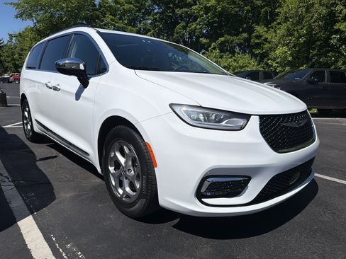 Used 2023 Chrysler Pacifica Limited FWD image 1