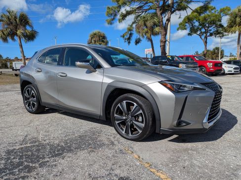Used 2020 Lexus UX 200 image 2