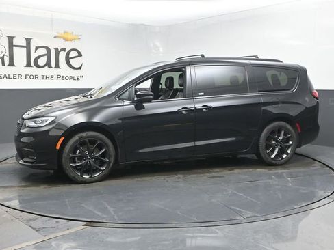 Used 2023 Chrysler Pacifica Touring-L w/ S Appearance Package FWD image 32