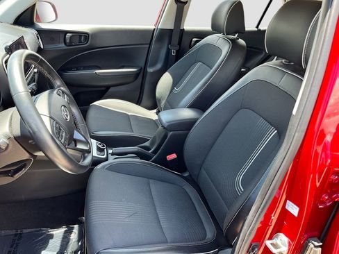 Used 2022 Hyundai Venue Limited FWD image 21