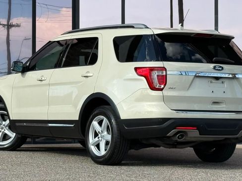 Used 2018 Ford Explorer XLT w/ Equipment Group 201A FWD image 7
